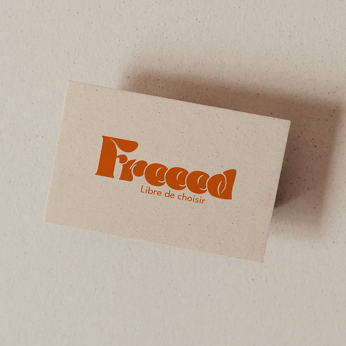 Logo de la marque Freeed sur une carte de visite