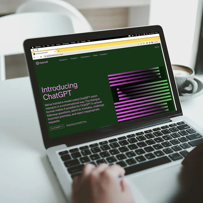 Mockup écran d'ordinateur avec le site web de ChatGPT