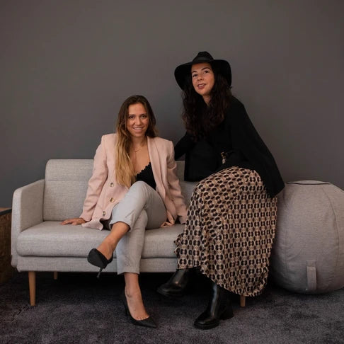 Jade et Shauna sur un canapé
