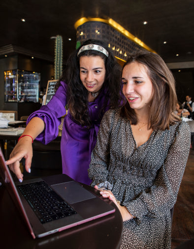 Shauna et Élise dans un café